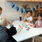 deti s lektorkou hrají deskové hry v našem klubu