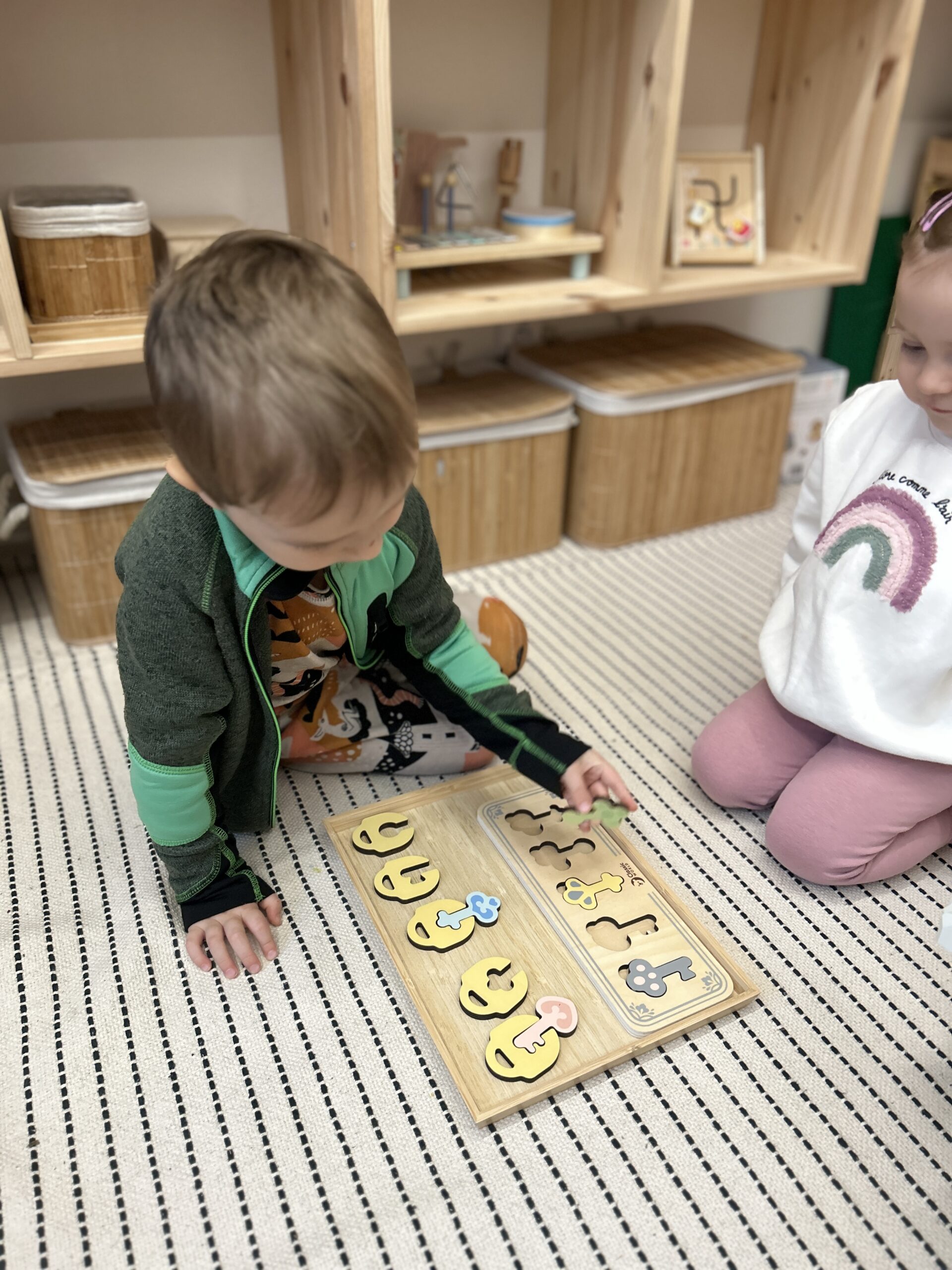 montessori miniškkolka - děti u montessori hračkx