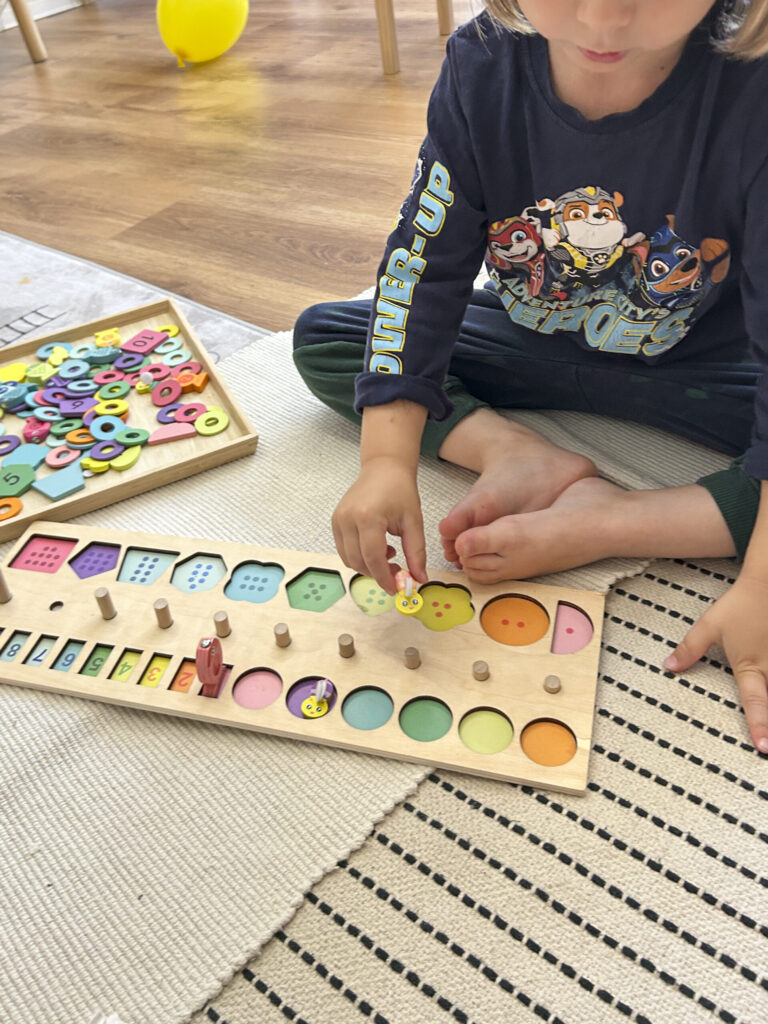 Montessori pomůcka a děti hrající si s nimi